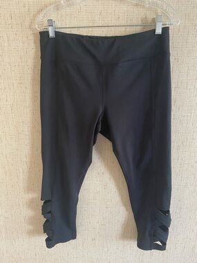 Black GAIAM Cropped Leggings with Lattice Hem Women’s Size L